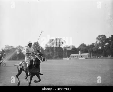 Duke of Gloucester spielt das erste Polospiel seit fünf Jahren. Erzielt 3 Tore, die von Herzogin beobachtet werden. Der Herzog von Gloucester [Prinz Henry], der von der Herzogin [Prinzessin Alice] beobachtet wurde, hatte sein erstes Pololspiel seit fünf Jahren, als er für das Team der Royal Air Force gegen die Trailler in Ranelagh, London, spielte. Militärische Aufgaben hatte ihn während dieser Zeit spielen verhindert, aber er erzielte drei der RAF-Tore. Das Spiel endete mit einem Unentschieden von 6 - 6. Foto zeigt: Der Herzog von Gloucester bestiegen den Beginn der ersten Chukka. Juni 1937 Stockfoto