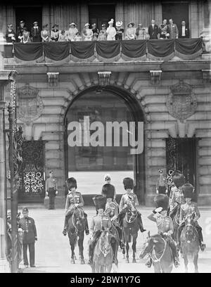 Königliche Familie beobachtet König nimmt Gruß am Buckingham Palace. Zum ersten Mal seit seiner Nachfolge ritt der König in einer Prozession vom Buckingham Palace, um an der Zeremonie der Trooping the Color on the Horse Guards Parade teilzunehmen. Der König wurde von dem Herzog von Gloucester und Kent und Prinz Arthur von Connaught begleitet. Die Königin und andere Mitglieder der königlichen Familie schauten sich die Zeremonie an. Die Farbe des ersten Bataillons Coldstream Guards wurde getroopt. Foto zeigt: Der König nimmt den Gruß, während die Garde am Buckingham Palace vorbeimarschieren. Mitglieder der königlichen Familie beobachten vom Balkon aus. Juni Stockfoto