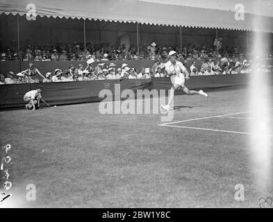 Der amerikanische Meister tritt in das Finale der Kent Championships ein. Miss Alice Marble, die Amerikanerin, trat in das Finale der Kent Tennis Championships ein, indem sie Miss King in Beckenham mit 6-4, 6-3 besiegte. Sie wird Mlle Jezrejowska, aus Polen, im Finale treffen. Foto zeigt, Miss Alice Marble verpasst den Ball, als sie einen niedrigen Schuss macht. 11. Juni 1937 Stockfoto