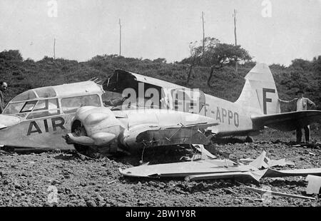 Französische Flugzeuge schossen in der Nähe von Bilbao von Rebellen ab. Es ist das erste Bild, das von den Trümmern des französischen Linienflugzeugs der Air Pyrenees Company veröffentlicht wird, das von einem spanischen Rebellen-deutschen Heinkel-Kampfflugzeug abgeschossen wurde, während er auf seinem täglichen Flug zwischen Bayonne und Bilbao über Sopelana ging. Der Pilot und eine Passagierin erhielten Verletzungen nach einer geschickten Pfannkuchenlandung. Foto zeigt, die Wracks des französischen Verkehrsflugzeugs (F-APPO). 10. Juni 1937 Stockfoto