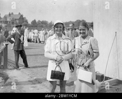 Amerikanische und polnische Mädchen treffen sich im Finale der Kent Championships. Miss Alice Marble, die Amerikanerin, trat in das Finale der Kent Tennis Championships ein, indem sie Miss King in Beckenham mit 6-4, 6-3 besiegte. Sie wird Mlle Jezrejowska, aus Polen, im Finale treffen. Foto zeigt, die beiden Finalisten, Miss Alice Marble (links) und Mlle Jezrejowska in Beckenham. 11. Juni 1937 Stockfoto