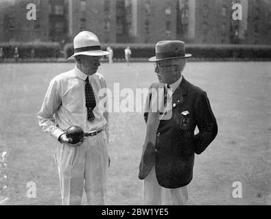 Ehemalige South Australian Gov und Premier konkurrieren in Paddington Boccia Turnier. Sir Henry Galway, 79 Jahre alter ehemaliger Generalgouverneur von Südaustralien und Sir Henry Barwell, ehemaliger Premierminister von Südaustralien, treten in den Paaren beim Bowls-Turnier im Paddington Bowls Club, Castellin Road, an. Foto zeigt Sir Henry Galway und Sir Henry Barwell (Panama Hut) beim Bowls Turnier. 10. Juni 1937 Stockfoto