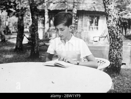 Boy King of Yugoslavia macht sich mit in den Spaß des Lagerlebens. König Peter, der junge Monarch von Jugoslawien, verbringt seinen Sommerurlaub im Lager mit einer Gruppe von Pfadfindnerinnen auf dem Gelände von Suvobar, der Sommerkönigssitz am Ufer des Bleder Sees, König Peter zieht frei in das Leben des Lagers, Hilfe bei den täglichen Aufgaben und Teilnahme an den Spielen. Foto zeigt, König Peter. 14 Juni 1937 Stockfoto