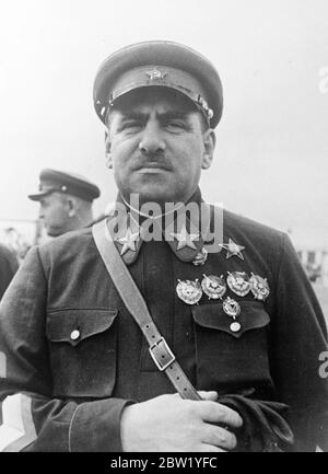 Der sowjetische Fernost-Kommandant schlug als Opfer der nächsten Säuberung Stalins vor. Marshall V. K. B. Lucher, Oberbefehlshaber der Roten Armee im Fernen Osten, wird in einer Botschaft von BIGS als eines der Opfer von Stalins nächster "Säuberung" von unloyalen Elementen in der Sowjetunion vorgeschlagen. Marshall Blucher soll sich in einer wütenden Szene mit Stalin verwickelt haben, bevor er als Richter beim Verrat der acht Generäle saß, und dann seine Loyalität bewiesen haben, indem er Marshall Tuchatschewski, den ehemaligen Vizekommissar für Verteidigung, zum Tode verurteilt hat. Foto zeigt, ein aktuelles Bild von Marshall L K Blucher, Sowjetische Far E Stockfoto