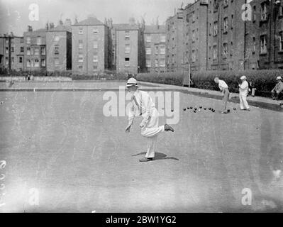 Ehemalige South Australian Gov und Premier konkurrieren in Paddington Boccia Turnier. Sir Henry Galway, 79 Jahre alter ehemaliger Generalgouverneur von Südaustralien und Sir Henry Barwell, ehemaliger Premierminister von Südaustralien, treten in den Paaren beim Bowls-Turnier im Paddington Bowls Club, Castellin Road, an. Foto zeigt, Sir Henry Barwell nimmt einen neugierigen Storch wie eine Position, wie er ein Holz schält. 10. Juni 1937 Stockfoto