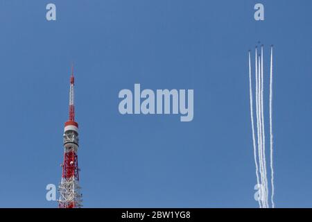 Das Kunstflugteam JASDF Blue Impulse fliegt über den Tokyo Tower in Tokio vorbei. Freitag 29. Mai 2020 . Von 12:40 bis 13:00 Uhr kreisten die Kawasaki T4 Flugzeuge des japanischen Air Self Defense Force Kunstflugzeugteams die wichtigsten Sehenswürdigkeiten der Stadt, zusammen mit Krankenhäusern, die Corona-Patienten betreuen, Als Dankeschön an die Mitarbeiter im Gesundheitswesen für ihre Bemühungen während der COVID-19-Sperre, die am 1. Juni endet Stockfoto