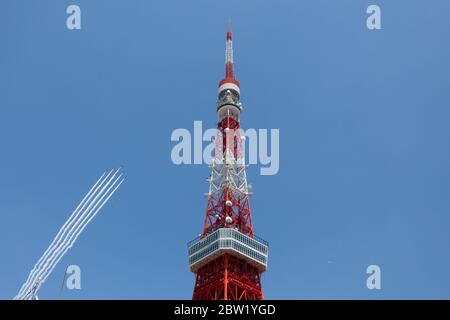 Das Kunstflugteam JASDF Blue Impulse fliegt über den Tokyo Tower in Tokio vorbei. Freitag 29. Mai 2020 . Von 12:40 bis 13:00 Uhr kreisten die Kawasaki T4 Flugzeuge des japanischen Air Self Defense Force Kunstflugzeugteams die wichtigsten Sehenswürdigkeiten der Stadt, zusammen mit Krankenhäusern, die Corona-Patienten betreuen, Als Dankeschön an die Mitarbeiter im Gesundheitswesen für ihre Bemühungen während der COVID-19-Sperre, die am 1. Juni endet Stockfoto