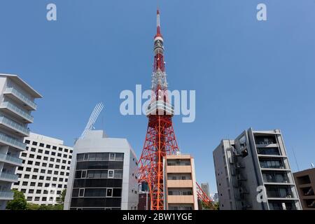 Das Kunstflugteam JASDF Blue Impulse fliegt über den Tokyo Tower in Tokio vorbei. Freitag 29. Mai 2020 . Von 12:40 bis 13:00 Uhr kreisten die Kawasaki T4 Flugzeuge des japanischen Air Self Defense Force Kunstflugzeugteams die wichtigsten Sehenswürdigkeiten der Stadt, zusammen mit Krankenhäusern, die Corona-Patienten betreuen, Als Dankeschön an die Mitarbeiter im Gesundheitswesen für ihre Bemühungen während der COVID-19-Sperre, die am 1. Juni endet Stockfoto