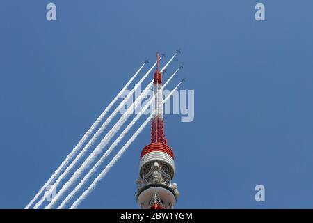 Das Kunstflugteam JASDF Blue Impulse fliegt über den Tokyo Tower in Tokio vorbei. Freitag 29. Mai 2020 . Von 12:40 bis 13:00 Uhr kreisten die Kawasaki T4 Flugzeuge des japanischen Air Self Defense Force Kunstflugzeugteams die wichtigsten Sehenswürdigkeiten der Stadt, zusammen mit Krankenhäusern, die Corona-Patienten betreuen, Als Dankeschön an die Mitarbeiter im Gesundheitswesen für ihre Bemühungen während der COVID-19-Sperre, die am 1. Juni endet Stockfoto