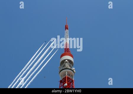 Das Kunstflugteam JASDF Blue Impulse fliegt über den Tokyo Tower in Tokio vorbei. Freitag 29. Mai 2020 . Von 12:40 bis 13:00 Uhr kreisten die Kawasaki T4 Flugzeuge des japanischen Air Self Defense Force Kunstflugzeugteams die wichtigsten Sehenswürdigkeiten der Stadt, zusammen mit Krankenhäusern, die Corona-Patienten betreuen, Als Dankeschön an die Mitarbeiter im Gesundheitswesen für ihre Bemühungen während der COVID-19-Sperre, die am 1. Juni endet Stockfoto