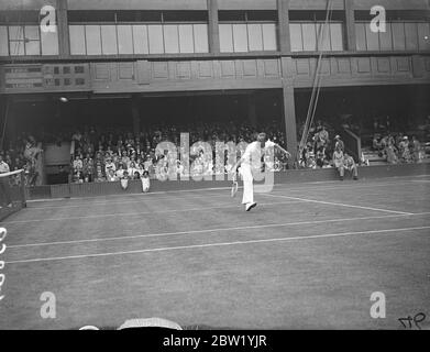 Hughes spielt in Wimbledon den amerikanischen Favoriten. Der britische Doppelspieler G P Hughes traf den Amerikaner Donald Budge, der in Wimbledon der Favorit für den Männertitel in den Singles der All England Championships ist. Foto zeigt, G P Hughes, im Spiel. 23 Juni 1937 Stockfoto