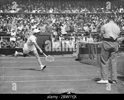 Der amerikanische Meister trifft in Wimbledon auf Miss Hardwick. Miss Alice Marble, die Amerikanerin, spielt auf dem Center Court gegen Miss R M Hardwick aus Großbritannien bei den All England Championships in Wimbledon. 22 Juni 1937 Stockfoto