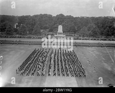 Massierte Bänder bei Trooping the Color. Zum ersten Mal seit seiner Nachfolge ritt der König in einer Prozession vom Buckingham Palace, um an der Zeremonie der Trooping the Color on the Horse Guards Parade teilzunehmen. Der König wurde von dem Herzog von Gloucester und Kent und Prinz Arthur von Connaught begleitet. Die Königin und andere Mitglieder der königlichen Familie schauten sich die Zeremonie an. Die Farbe des ersten Bataillons Coldstream Guards wurde getroopt. Foto zeigt: Ein allgemeiner Blick auf die massierten Bands bei der Zeremonie. Juni 1937 Stockfoto