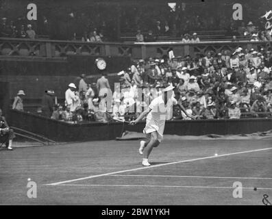 FRU Sperling und Fraulein Horn treffen sich auf dem Mittelfeld. Dänemark traf Deutschland auf dem Centre Court in Wimbledon, als FRU S Sperling in der zweiten Runde der Frauen-Singles der All England Championships Fraulein M Horn spielte. Foto zeigt, Fraulein Horn in Aktion. 23 Juni 1937 Stockfoto