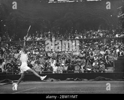 Miss Alice Marble die amerikanische Meisterin trifft Miss Hardwick in Wimbledon. Miss Alice Marble, die Amerikanerin, spielt auf dem Center Court gegen Miss RM Hardwick aus Großbritannien bei den All England Championships in Wimbledon. Foto zeigt, Miss Alice Marble im Spiel gegen Miss Hardwick. 22 Juni 1937 Stockfoto