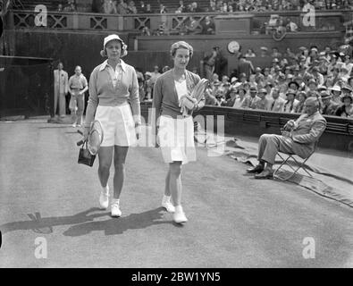 Alice Marble und Miss R M Hardwick treffen sich auf dem Center Court. Miss Alice Marble, die amerikanische Meisterin der Frauen und Miss RM Hardwick aus Großbritannien trafen sich am zweiten Tag des Turniers, das sich den Frauen widmete, auf dem Center Court in Wimbledon. Fotoausstellungen, Miss Alice Marble und Miss R M Hardwick, die auf den Centre Court gehen. 22 Juni 1937 Stockfoto