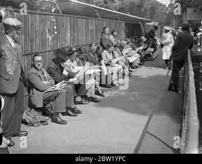 In Wimbledon stehen viele Schlangen für den ersten Frauentag an. Eine lange Schlange von Tennisbegeisterten wartete in Wimbledon auf den Eintritt zum zweiten Tag der Meisterschaft, wenn Frauen in Aktion sein würden. Fotoschauen, die große Menge wartet auf den Eintritt in Wimbledon. 22 Juni 1937 Stockfoto