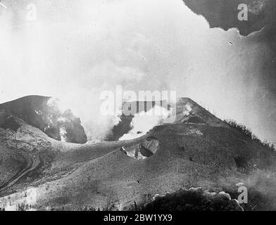 Rauch und vulkanischer Schlamm strömen aus dem Krater auf Matupi Island. Erste Bilder von Vulkankatastrophen auf den Inseln Neuguineas. Drei Vulkane, zwei auf der Insel Vulcan und einer auf der Insel Matupi, brachen heftig unter Bimsstein und Schlamm auf den Dächern der Hauptstadt Rabaul der Insel Neubritanien in Neuguinea aus. Ein Ausnahmezustand wurde ausgerufen. 18 Juni 1937 Stockfoto