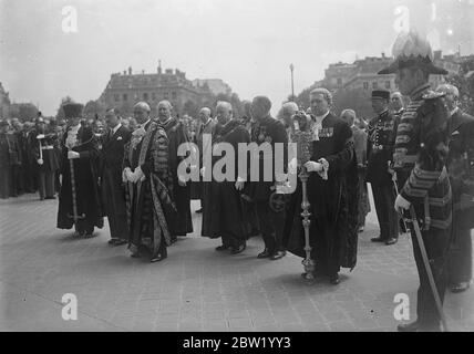 Der Oberbürgermeister von London legt Kranz auf ein Grab des unbekannten Soldaten in Paris. Mit der Band und den Dudelsackspielern der Gordon Highlanders legte der Londoner Oberbürgermeister Sir George Broadbridge einen Kranz auf das Grab des unbekannten Soldaten am Arc de Triomphe in Paris. Der Oberbürgermeister besucht die französische Hauptstadt, um den britischen Pavillon auf der Ausstellung 1937 zu eröffnen, und fährt morgen (Samstag) durch die Straßen zur Zeremonie. Foto zeigt: Sir George Broadbridge, Oberbürgermeister von London, mit General Gourand, Militärgouverneur von Paris, am Grab des unbekannten Soldaten. 18 Juni 1937 Stockfoto