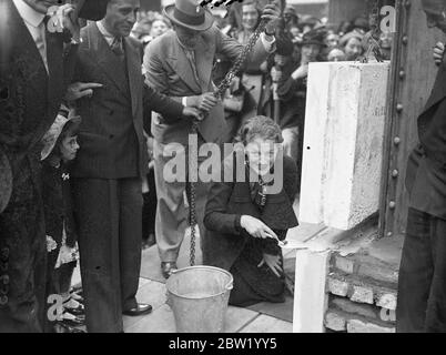 Gracie Fields legt den Grundstein für das neue Prince of Wales Theatre. Gracie Fields legte den Grundstein für das neue Prince of Wales Theatre in der Coventry Street. Sogar der West End Verkehr wurde zum Stillstand gebracht, als als Reaktion auf die Massen laut, Miss Fields sang "Sally" von einer Leiter. Die Szene glich einer Episode aus einem Gracies eigenen Film. Foto zeigt, Miss Gracie Felder, die Grundsteinlegung.. 17 Juni 1937 Stockfoto