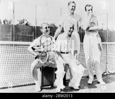 Das lustigste Tennisspiel der Welt wurde auf dem Platz des Beverly Hills Tennis Club, Beverly Hills, Kalifornien, zwischen Charlie Chaplin gespielt, in Zusammenarbeit mit Fred Perry und John Marks, die mit Ellsworth Vines spielten. Perry und Chaplin gewannen 6:1, 9:7. Von links nach rechts: Groucho Marx, Charlie Chaplin, Ellsworth Vines und Fred Perry, vor dem Spiel. 19 Juli 1937 Stockfoto