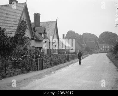 Von einem kleinen Gasthaus im malerischen Essex-Dorf Bardfield aus sollen alte Handwerker und typische lokale Charaktere nach Amerika einen Eindruck vom englischen Landleben senden, wie es seit Jahrhunderten ist. Im Rahmen des Spread Eagle wird der lokale Warzenheiler Uppy, zwei professionelle Reetscher und Professor Harold Laski ins Mikrofon sprechen und mein Gastgeber, Herr Harry Barnes, wird das Programm mit Last Orders and Time, Gentleman, please, abschließen. 10 Juli 1937 Stockfoto