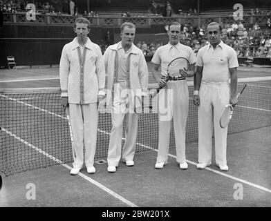 Donald Budge und Gene Mako, die Amerikaner waren die Wimbledon Doppel-Champions, besiegten Baron Gottfried von Cramm und Henner Henkel aus Deutschland im Doppel des Davis Cup Inter-Zone Finale in Wimbledon. Von links nach rechts: Budge; Mako; von Cramm und Henkel. 19 Juli 1937 Stockfoto