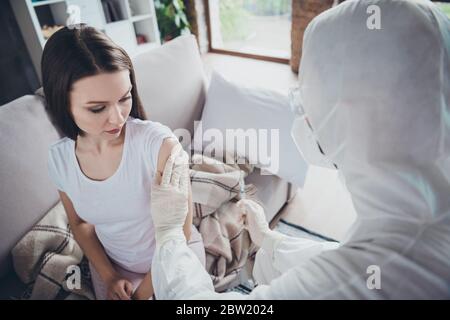 Foto von jungen kranken Patienten Dame fühlen sich schlecht Anruf Notfall Krankenwagen doc klagend Grippe Erkältung covid Symptome Nehmen Antibiotika-Injektion Schulter Stockfoto