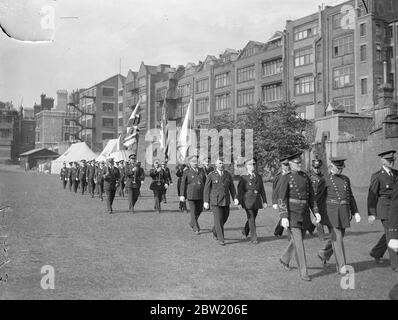 Der Oberbürgermeister, Sir George Broadbridge, inspizierte die Mitglieder des amerikanischen HAC. Im Rahmen der Feier zum 400. Geburtstag des H.A.C., wurde im Hauptsitz des Unternehmens, Armoury House, Finsbury, ein Festumzug zur 400-jährigen Geschichte der Ehrenhaften Artillerie-Gesellschaft abgehalten. Mitglieder des amerikanischen Töchterregiments, der und alten und ehrenvollen Artillerie-Gesellschaft von Boston, Massachusetts, die 100 Jahre jünger als die Mutterorganisation ist, nehmen an den Feierlichkeiten Teil. 10 Juli 1937 Stockfoto