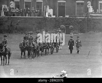 Der König, der den alten Titel des Generalkapitäns des Regiments hat, hat die ehrenvolle Artillerie-Gesellschaft auf dem Paradeplatz am Hauptsitz, Armoury House, Finsbury, am Ende der Feierlichkeiten zum 400. Jahrestag inspiziert. Das Regiment behauptet, das älteste in Großbritannien zu sein, erhielt seine Charta von Henry VIII. Der König inspiziert eine Batterie von HAC. 19 Juli 1937 Stockfoto