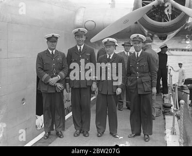 Das Imperial Airways-Flugboot Caledonia kam von der Foynes-Flugbasis, Irland, nach ihrer ersten experimentellen Doppelkreuzfahrt des Atlantiks zurück nach Southampton. Die Rückkehr der Überfahrt wurde in 12 Stunden 7 Minuten erreicht. Die Crew-Mitglieder - von links nach rechts: Kapitän A. S. Wilcockson, First Officer Bowes und die Funker Hobbs und Tommy Valetts.] 17 Juli 1937 Stockfoto