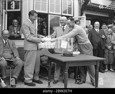 Henry Cotton erhält den Â£500 Scheck von Sir Emsley Carr. Er besiegte Densmore Shute, den amerikanischen Ryder Cup-Spieler und gewann das Spiel am 13. Loch am 13. Tag des Monats beim britischen Open Golf Champion in Walton Heath. 13 Juli 1937 Stockfoto