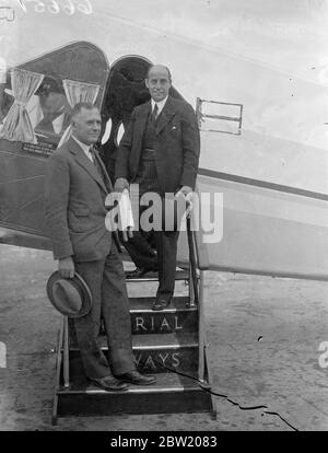 Mit modernen Methoden auf ein modernes Problem angewendet, hat Dr. Leslie Burgin, der Minister für Verkehr (rechts), Croydon Aerodrome in einer Maschine Imperial Airways zusammen mit Major F. C. Cook, seinem Chef-Straßeningenieur, die Great North Road zu vermessungen. Er wird eine Vogelperspektive der Bedingungen erhalten, die auf Englands größter Verkehrsader bestehen. 19 Juli 1937 Stockfoto