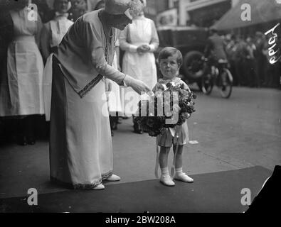 Prinzessin Elizabeth und Prinzessin Margaret Rose nehmen allein an einer Aufführung der Tanzakademie von Miss Vacani im Londoner Hippodrom Teil, die dem South London Hospital for Women zu Hilfe kommt. Der Hon. Victor George Spencer wartet auf die Blumensträuße an die Prinzessinnen zu präsentieren. 30 Juni 1937 Stockfoto