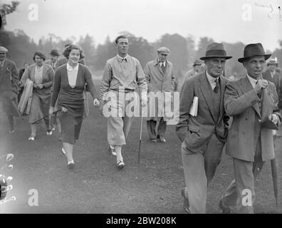 PAM Barton und A. H. Padgham spielen im Krönungsspiel der englischen Golf Union, in dem 20 führende Amateure gegen 10 Golferinnen und 10 Profis spielen. Der Wettbewerb findet im Moor Park Club, Rickmansworth statt und die Proceedings werden dem King George V National Memorial Fund gewidmet sein. 18 Juni 1937 Stockfoto