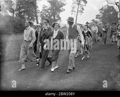 PAM Barton und A. H. Padgham und R. Sweeny und L. O. Munn, die sich auf einem der Vierer auf dem Kurs in Moor Park trafen. Sie spielen im Krönungsspiel der englischen Golf Union, in dem 20 führende Amateure gegen 10 Golferinnen und 10 Profis spielen. Der Wettbewerb findet im Moor Park Club, Rickmansworth statt und die Proceedings werden dem King George V National Memorial Fund gewidmet sein. 18 Juni 1937 Stockfoto