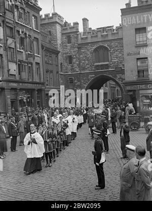 Ritter des Heiligen Johannes in Prozession zum Gedenkgottesdienst. Der jährliche Gedenkgottesdienst des Johanniterordens von Jerusalem fand in der Großprioritenkirche, St. Johns Gate, Clerkenwell, statt, als die Ritter in der traditionellen malerischen Prozession marschierten. Foto zeigt, die Prozession der Ritter zum Gottesdienst. 24 Juni 1937 Stockfoto