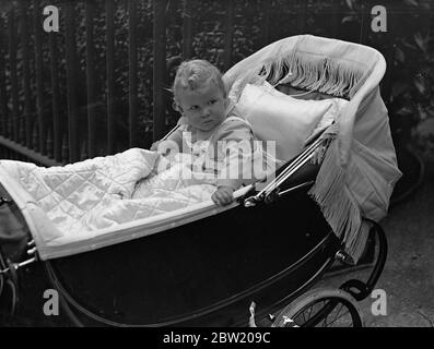 15 Monate alter Sohn von Graf und Gräfin Haugwitz-Reventlow (ehemals Barbara Hutton), die Erbin von Woolworth, um in Hyde Park Gardens zu lüften. Das Baby ist der Erbe von Woolworth Millionen und wahrscheinlich das reichste Kind der Welt. 26 Juni 1937 Stockfoto