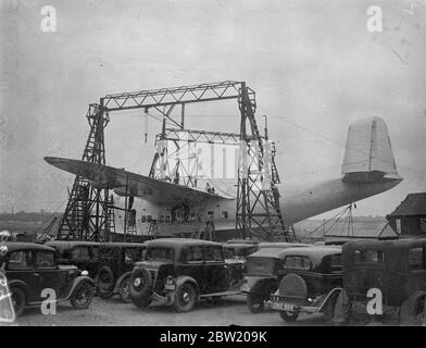 Mayo-Verbundflugzeug nähert sich Fertigstellung in Rochester, erste Bilder. Das neue Mayo-Verbundflugzeug, das für die kommerzielle Langstreckenfahrt entwickelt wurde, steht kurz vor der Fertigstellung in Rochester und die Versuche werden bald stattfinden. Das Flugzeug besteht aus zwei Einheiten. Eines ist ein viermotoriges Wasserflugzeug, das mit Frachtpost und Treibstoff schwer beladen werden kann, das andere ist ein leicht beladenes Flugboot, das, außer in Details, dem Empire-Flugboot ähnlich ist. Das Wasserflugzeug wird auf das fliegende Boot gestellt und zum gemeinsamen Start. Nach dem Start trennen sich die beiden voneinander und das fliegende Boot kehrt zu seiner Basis zurück. Fotoserien, Stockfoto