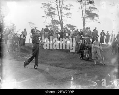 R. Sweeny, der amerikanische Golfer, fährt. Er partener L. O. Munn gegen Pam Barton und A. H. Padgham in einem der Vierer auf dem Platz in Moor Park. Sie spielen im Krönungsspiel der englischen Golf Union, in dem 20 führende Amateure gegen 10 Golferinnen und 10 Profis spielen. Der Wettbewerb findet im Moor Park Club, Rickmansworth statt und die Proceedings werden dem King George V National Memorial Fund gewidmet sein. 18 Juni 1937 Stockfoto