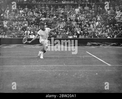 Gottfried von Cramm aus Deutschland und B. M. Grant aus Amerika trafen sich im ersten Spiel des Inter-Zone Finals am Centre Court in Wimbledon, um zu entscheiden, welches Land Großbritannien für den Davis Cup herausfordern soll. Grant im Spiel gegen von Cramm. 17 Juli 1937 Stockfoto