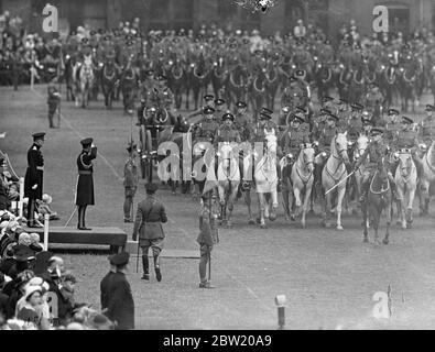 Der König, der den alten Titel des Generalkapitäns des Regiments hat, hat die ehrenvolle Artillerie-Gesellschaft auf dem Paradeplatz am Hauptsitz, Armoury House, Finsbury, am Ende der Feierlichkeiten zum 400. Jahrestag inspiziert. Das Regiment behauptet, das älteste in Großbritannien zu sein, erhielt seine Charta von Henry VIII. Der König nimmt Gruß als Batterien vorbei an der Basis. 19 Juli 1937 Stockfoto