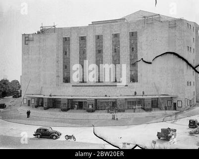 Londons neuestes Wunderwerk der Ingenieurskunst das Â£1,250,000 Earl's Court Exhibition Building, das größte Stahlbetongebäude Europas, das über ein Netz von Eisenbahnschienen gebaut ist, steht zur Eröffnung bereit. Der imposante Haupteingang des neuen Gebäudes. 20 Juli 1937 Stockfoto