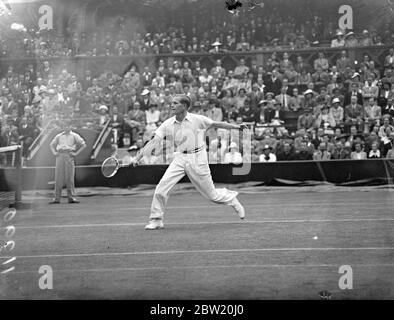 Gottfried von Cramm aus Deutschland und B. M. Grant aus Amerika trafen sich im ersten Spiel des Inter-Zone Finals am Centre Court in Wimbledon, um zu entscheiden, welches Land Großbritannien für den Davis Cup herausfordern soll. Von Cramm im Spiel gegen Grant. 17 Juli 1937 Stockfoto