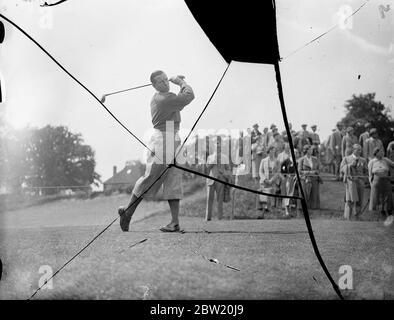 Herr Henry Cotton fährt vom dritten T-Stück. Er spielt in einem der Vierer mit K. Garnham gegen J. J. F. Pennick und L. G. Crawley. Sie spielen im Krönungsspiel der englischen Golf Union, in dem 20 führende Amateure gegen 10 Golferinnen und 10 Profis spielen. Der Wettbewerb findet im Moor Park Club, Rickmansworth statt und die Proceedings werden dem King George V National Memorial Fund gewidmet sein. 18 Juni 1937 Stockfoto