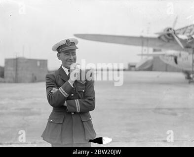 Das Imperial Airways-Flugboot Caledonia kam von der Foynes-Flugbasis, Irland, nach ihrer ersten experimentellen Doppelkreuzfahrt des Atlantiks zurück nach Southampton. Die Rückkehr der Überfahrt wurde in 12 Stunden 7 Minuten erreicht. First Officer Bowes. Juli 1937 [?] Stockfoto