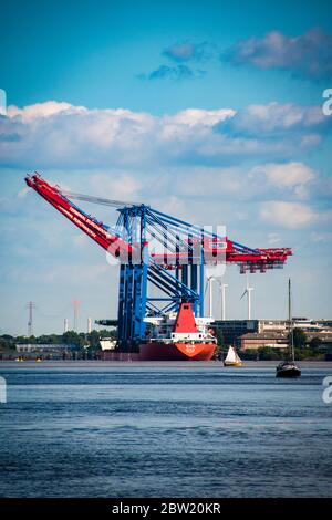 Hafenkrane an Bord eines Schiffes Stockfoto