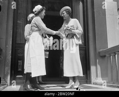 Herzogin von Kent in Bermondsey während der Alexandra Rose Tagestour. Die Herzogin von Kent, die Präsidentin der Organisation ist, machte eine Tour durch Depots am Alexandra Rose Tag. Foto zeigt die Herzogin von Kent, die am Bermondsey Town Hall Depot ankommt. 23 Juni 1937 Stockfoto