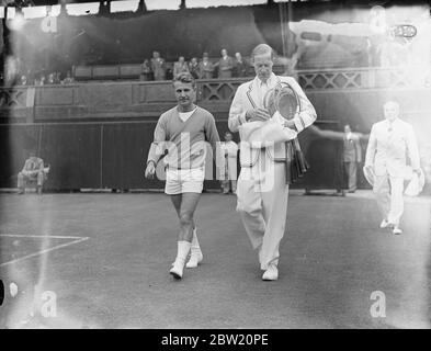 Gottfried von Cramm aus Deutschland und B. M. Grant aus Amerika trafen sich im ersten Spiel des Inter-Zone Finals am Centre Court in Wimbledon, um zu entscheiden, welches Land Großbritannien für den Davis Cup herausfordern soll. 17 Juli 1937 Stockfoto
