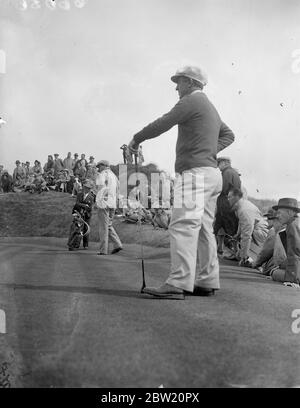 Die Ryder Cup-Spiele zwischen Großbritannien und Amerika wurden auf dem Ainsdale Course in Southport, Lancashire eröffnet. Ralph Guldahl beim Aufsetzen des zweiten Grüns, beobachtet von seinem Partner Tony Manero. Sie besiegten A. J. Lacey und W. J. Cox von England 2 und 1. 29 Juni 1937 Stockfoto